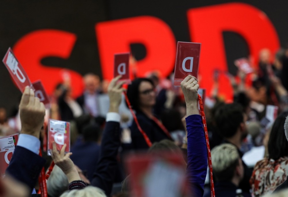 Γερμανία: Μένει στην κυβέρνηση το SPD