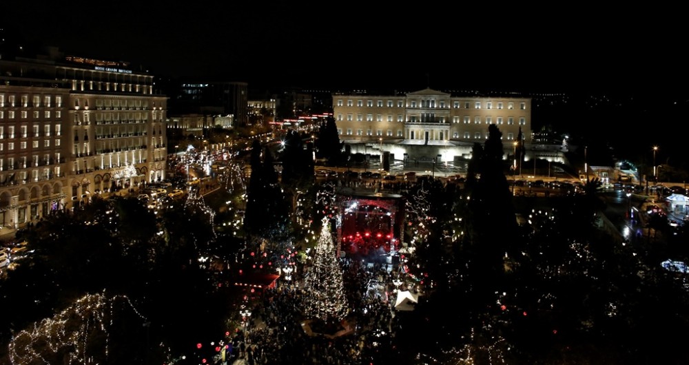 Φωταγωγήθηκε το χριστουγεννιάτικο δέντρο στην πλατεία Συντάγματος (pics&#038;vid)
