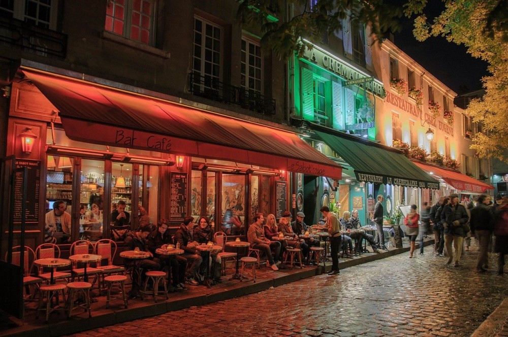 Γαλλία: Ανοίγουν μπαρ και εστιατόρια σε εξωτερικούς χώρους