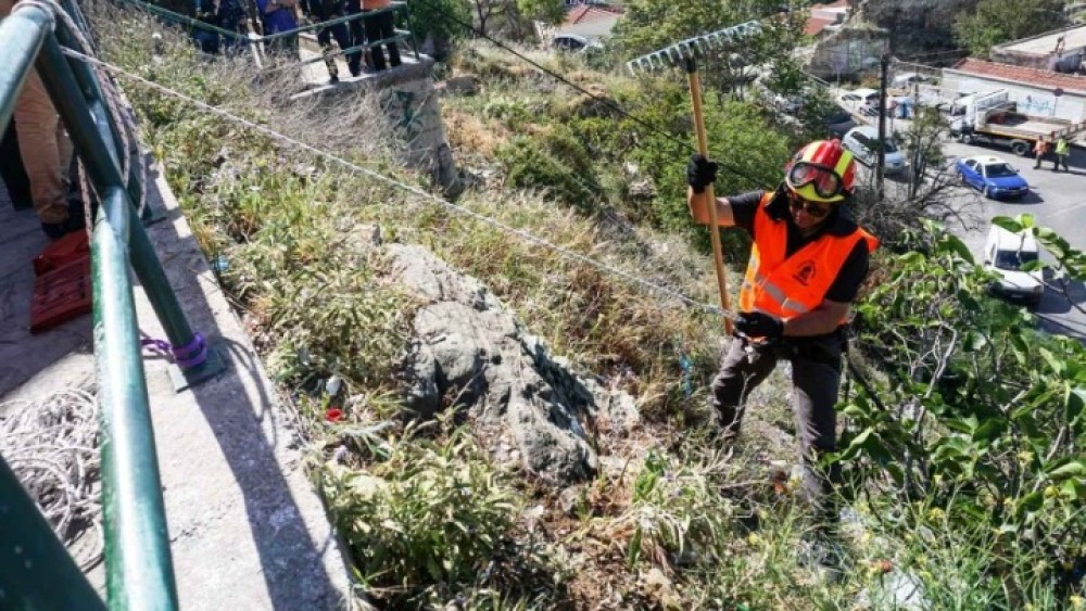 Θεσσαλονίκη: Πυροσβέστες καθάρισαν δύσβατο σημείο της Άνω Πόλης από τα σκουπίδια