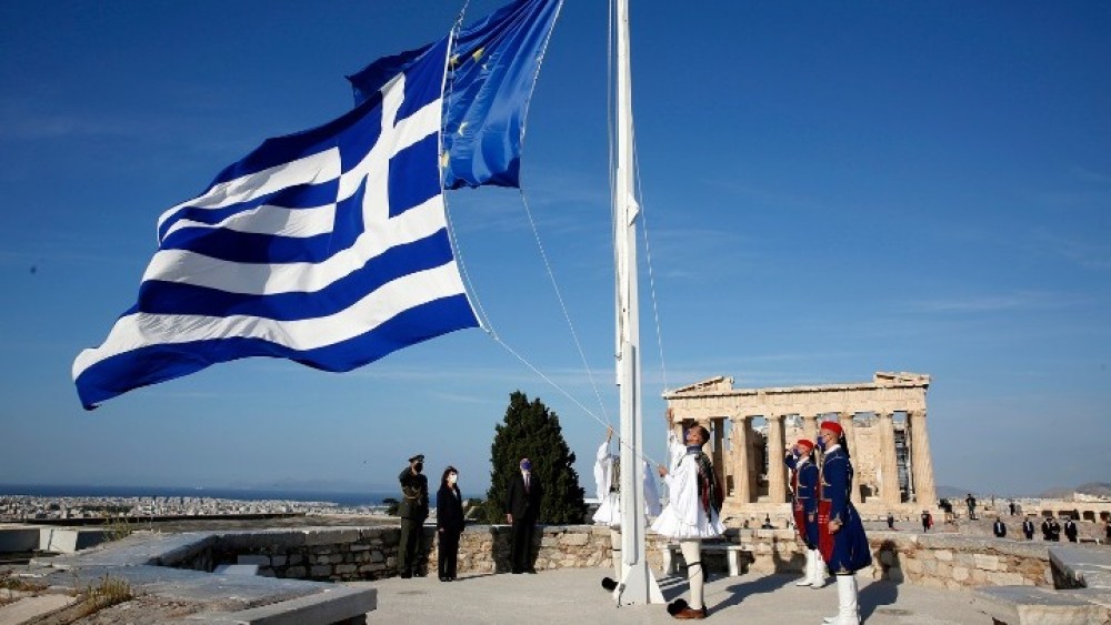 Ημέρα της Ευρώπης: Κ. Σακελλαροπούλου και Μ. Σχοινάς στην Ακρόπολη για την έπαρση των σημαιών