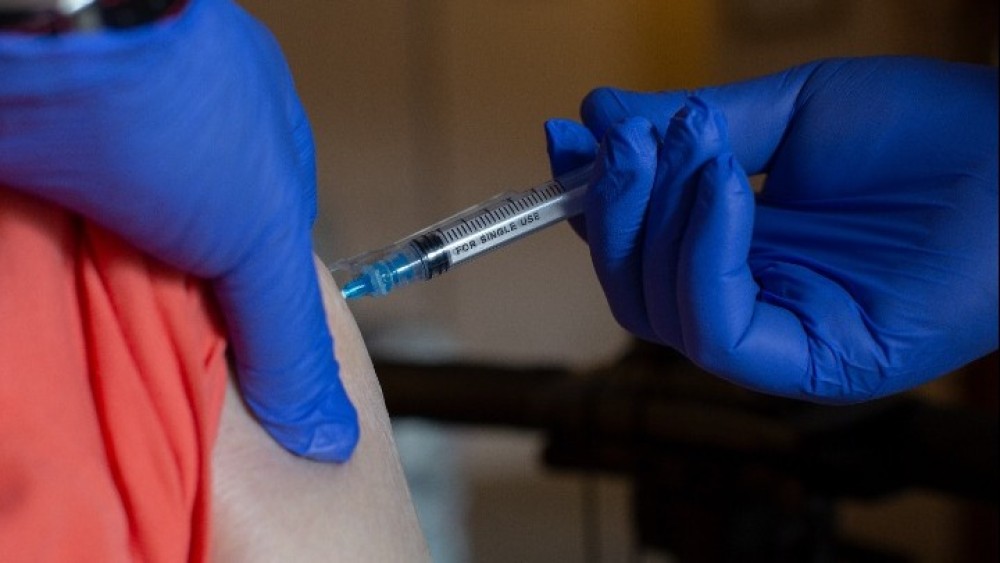 Αμερικανικά CDC: Πετούν τις μάσκες οι πλήρως εμβολιασμένοι