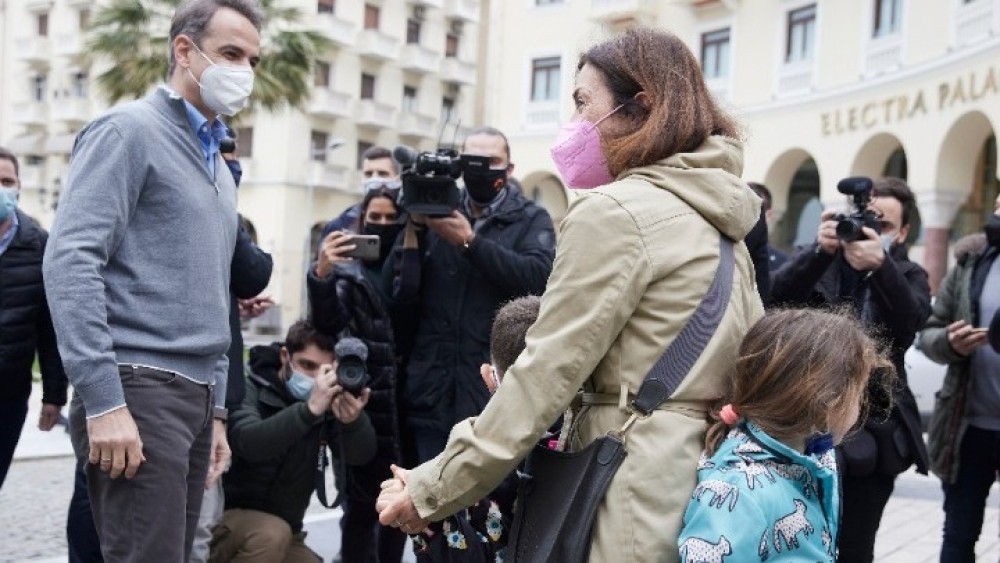 Θεσσαλονίκη: Αισιόδοξος ο πρωθυπουργός για την επαναλειτουργία της αγοράς, σε βόλτα του στο κέντρο