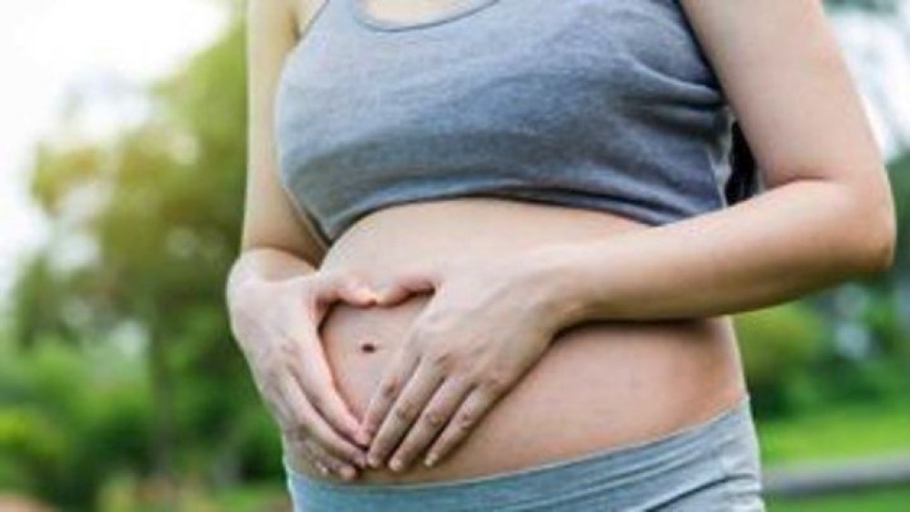 Κορωνοϊός και εγκυμοσύνη: Μικρή πιθανότητα να περάσει άμεσα ο ιός από τη μητέρα στο νεογνό