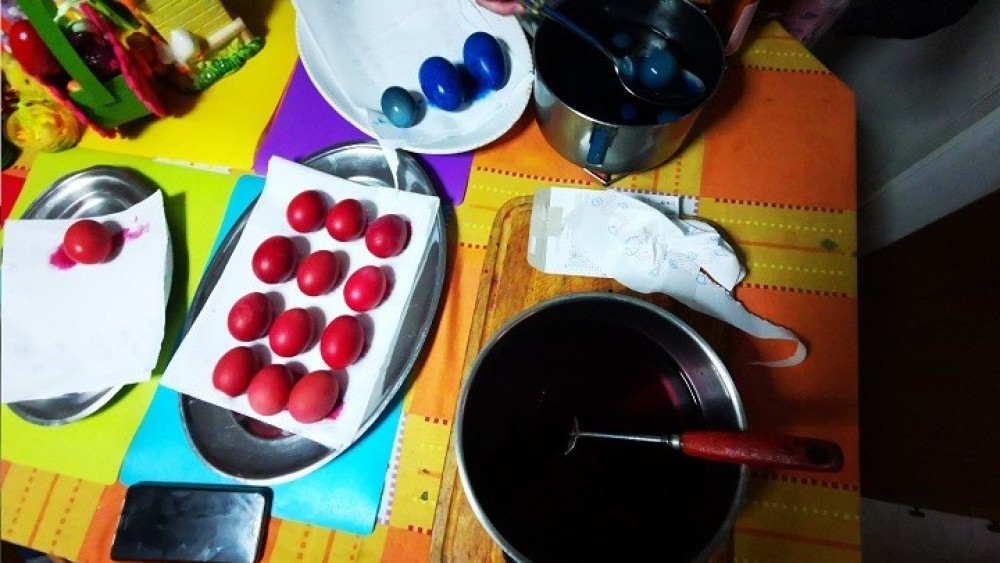 Βαμμένα κόκκινα &#8230;αυγά: Τι συμβολίζουν στην παράδοση και τη λαογραφία για το Πάσχα