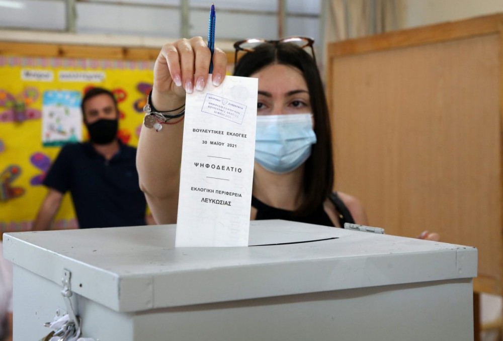 Εκλογές &#8211; Κύπρος: Έκλεισαν οι κάλπες &#8211; Νίκη του κεντροδεξιού ΔΗΣΥ δείχνουν τα exit poll