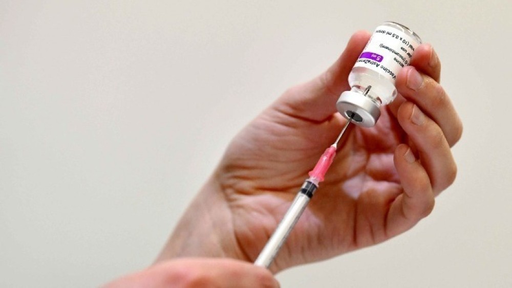 FT: Αποτελεσματικό το εμβόλιο AstraZeneca και ως επαναληπτική τρίτη δόση