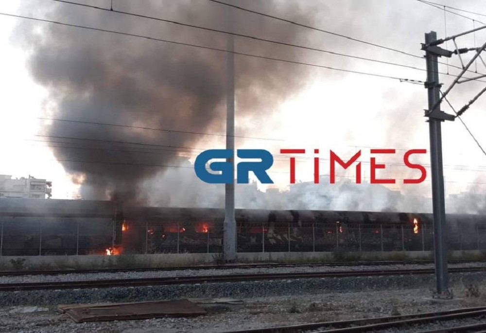 Θεσσαλονίκη: Φωτιά σε εγκαταλελειμμένα βαγόνια