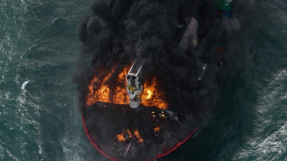 Οικολογική καταστροφή στη Σρι Λάνκα από φωτιά σε πλοίο