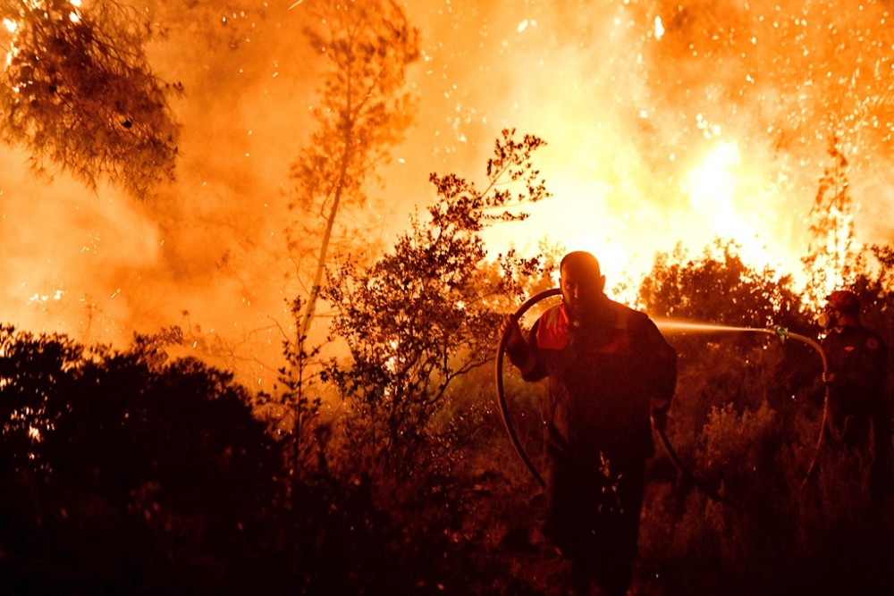 Πυρκαγιά-Σχίνο: Δύσκολη νύχτα στα Γεράνεια