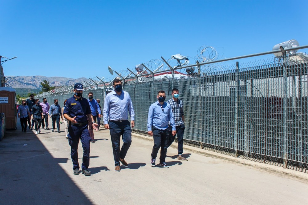 Μαρινάκης στο ΚΥΤ της Χίου: Η Κυβέρνηση έχει κάνει σπουδαία βήματα στην αντιμετώπιση του μεταναστευτικού-προσφυγικού