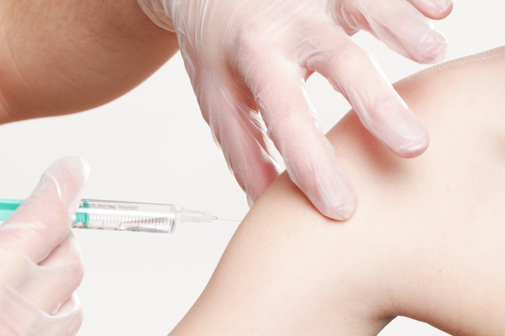 Θεμιστοκλέους: Εμβολιασμοί από τα 16 έτη και στην Ελλάδα