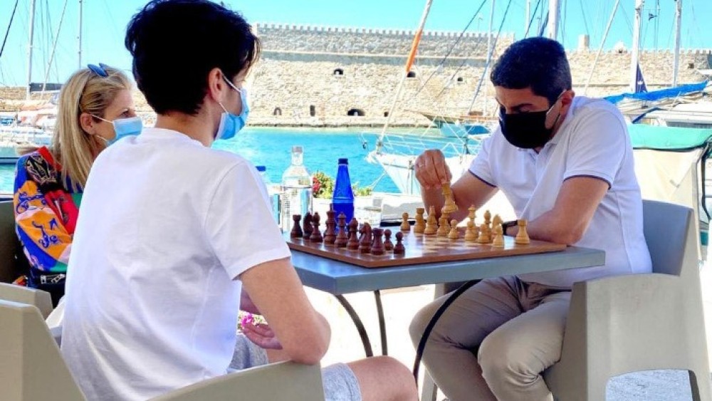 Λ. Αυγενάκης: Συνάντησε τον 16χρονο πρωταθλητή Ελλάδας στο σκάκι