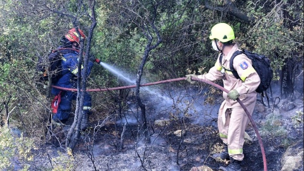 Κορινθία-Αττική: Βελτιώνεται η εικόνα της φωτιάς, αναμένονται αναζωπυρώσεις