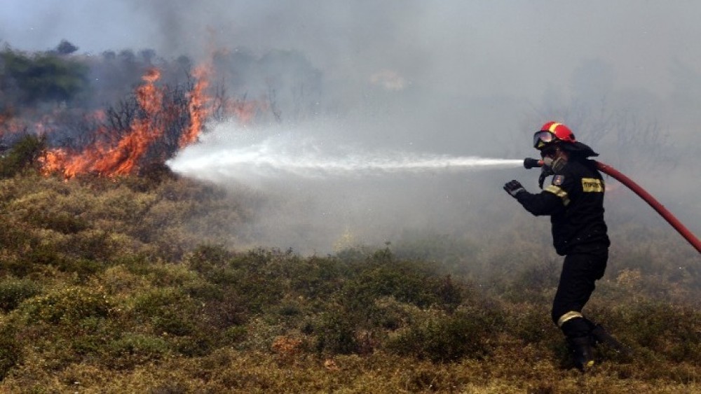 Μεγάλη φωτιά στην Κερατέα-Απομακρύνθηκαν προληπτικά κάτοικοι
