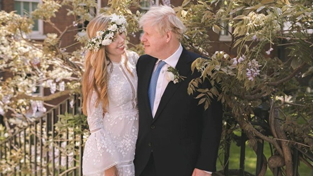 Ο Τζόνσον παντρεύτηκε- Η εκλεκτή ντυμένη με &#8220;ελληνικό&#8221; νυφικό