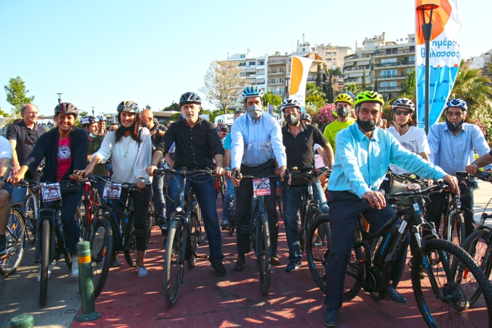 Ποδηλατοβόλτα στον Πειραιά δίπλα στη θάλασσα- Μαζική συμμετοχή του κόσμου