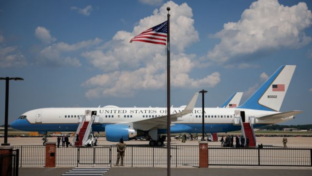 ΗΠΑ: Αναγκαστική προσγείωση στο αεροπλάνο της αντιπροέδρου Χάρις