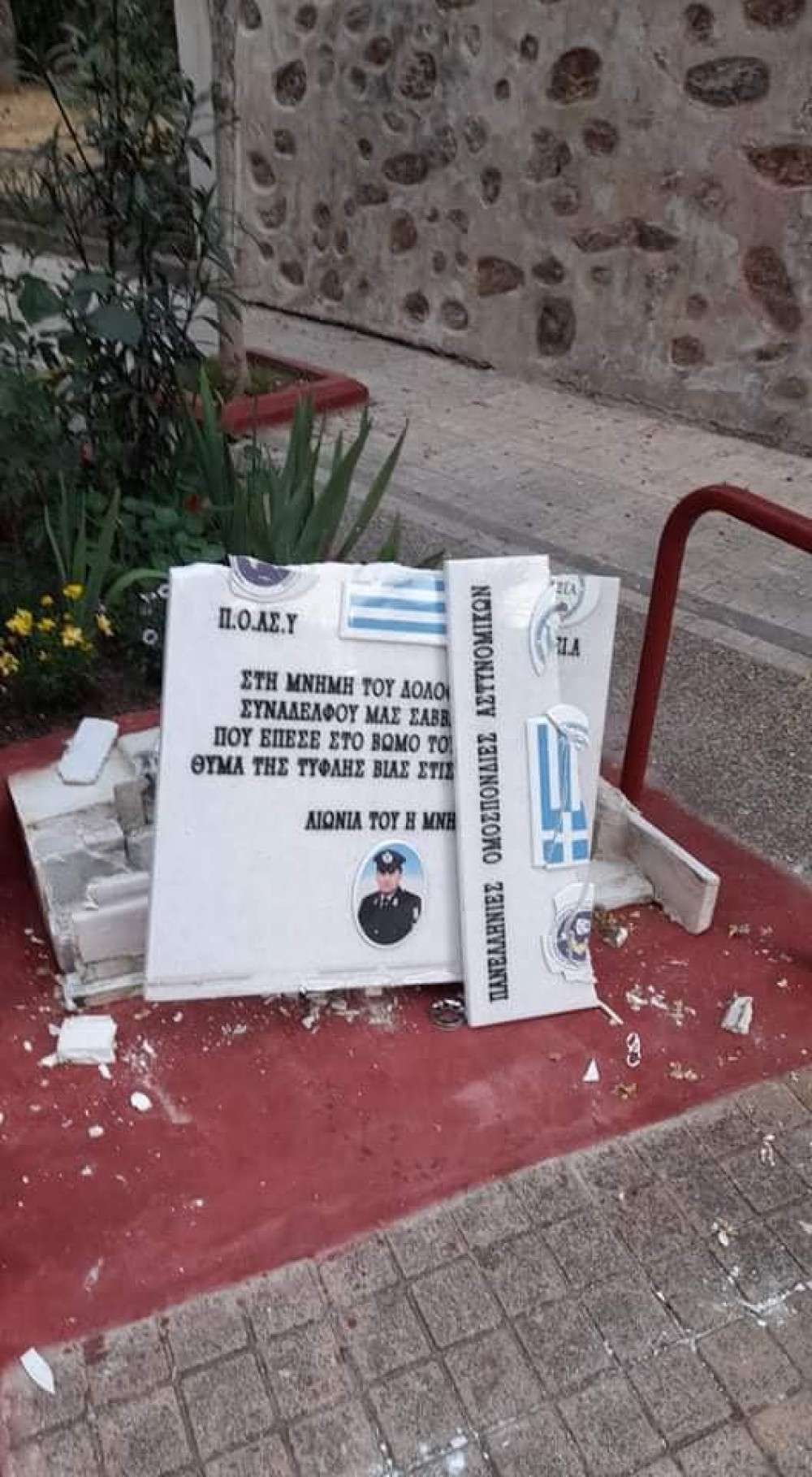 Μπακογιάννης: Ανίερη πράξη ο βανδαλισμός του μνημείου του αστυνομικού Νεκτάριου Σάββα