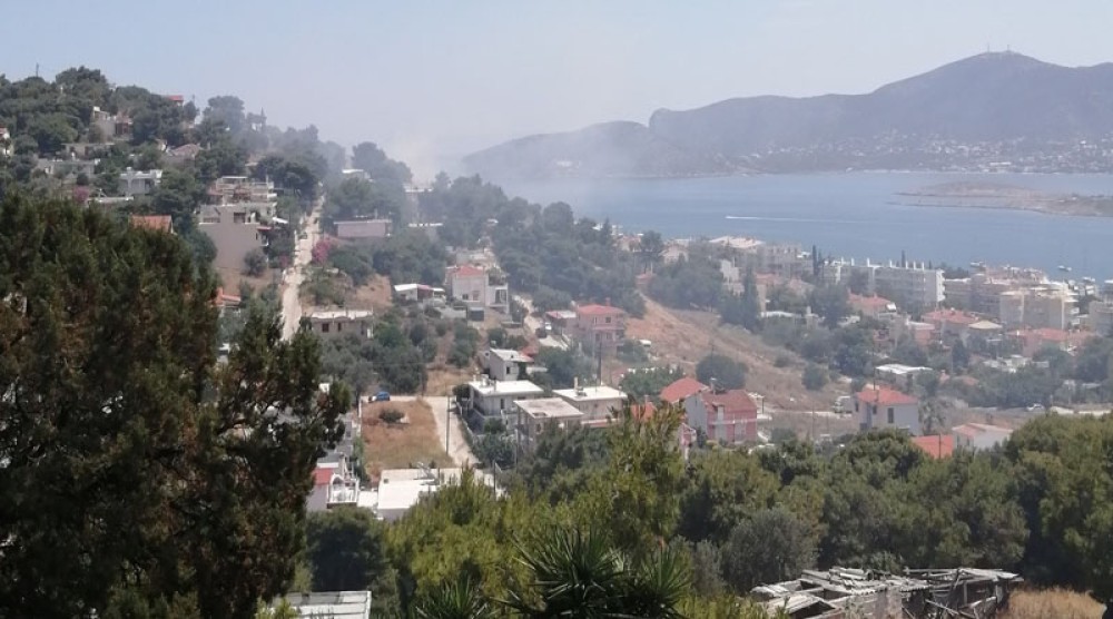 Πόρτο Ράφτη: Φωτιά δίπλα σε σπίτια- Η πυρκαγιά ξεκίνησε σε ακαθάριστο οικόπεδο