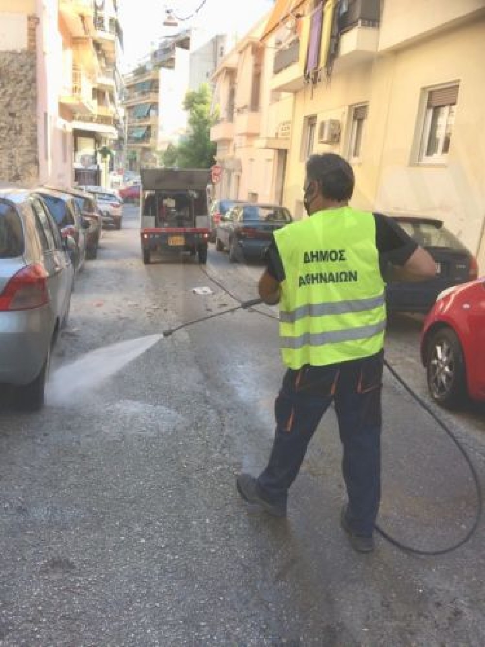 Δ. Αθηναίων: 20 εργαζόμενοι με 18 πλυστικά μηχανήματα “σάρωσαν” την Άνω Κυψέλη