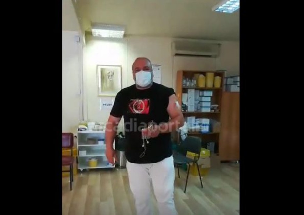 Γιάννης Κατσίγιαννης: Γιόρτασε τον εμβολιασμό του με ένα τραγούδι acapella (video)