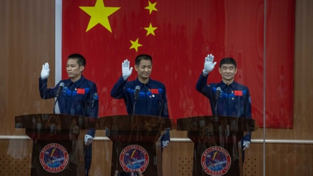 Η Κίνα εκτοξεύει επανδρωμένη αποστολή προς τον διαστημικό της σταθμό