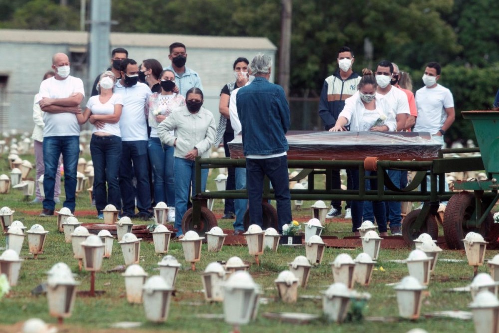 Βραζιλία: Μια «ανάσα» από τους 500.000 θανάτους, λόγω Covid-19