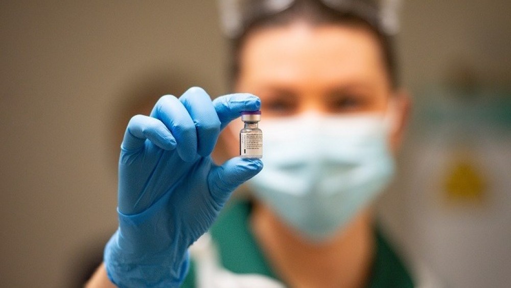 Θεμιστοκλέους: Όσοι έχουν νοσήσει ακυρώνουν μόνοι τους τη 2η δόση του εμβολίου