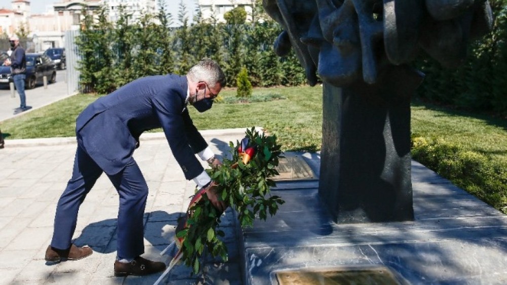 Στεφάνι στο Μνημείο Ολοκαυτώματος κατέθεσε ο υφ. Εξωτερικών της Γερμανίας Μ. Ροτ