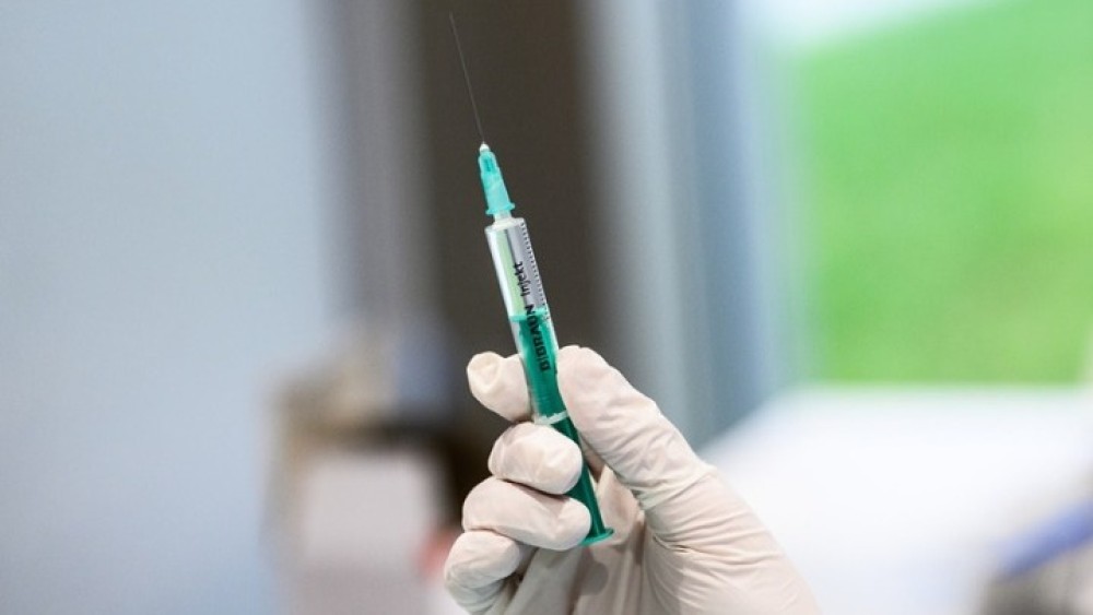 Βρετανοί επιστήμονες: Οι ευπαθείς ομάδες μπορεί να χρειαστούν 3η δόση εμβολίου