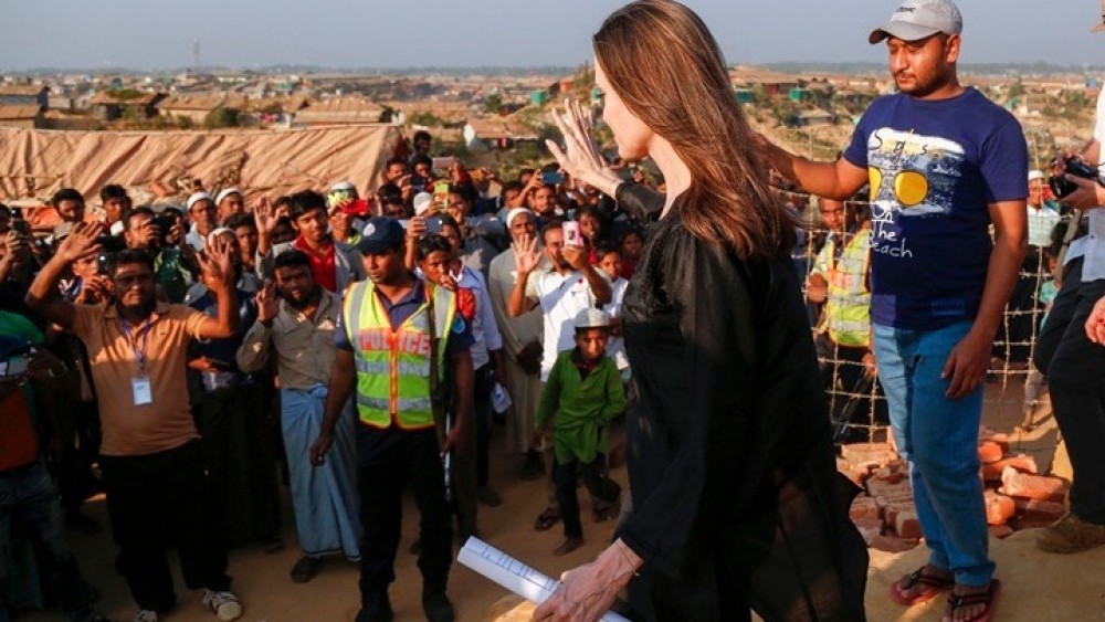 Μπουρκίνα Φάσο: Η Αντζελίνα Τζολί επισκέφθηκε καταυλισμό προσφύγων