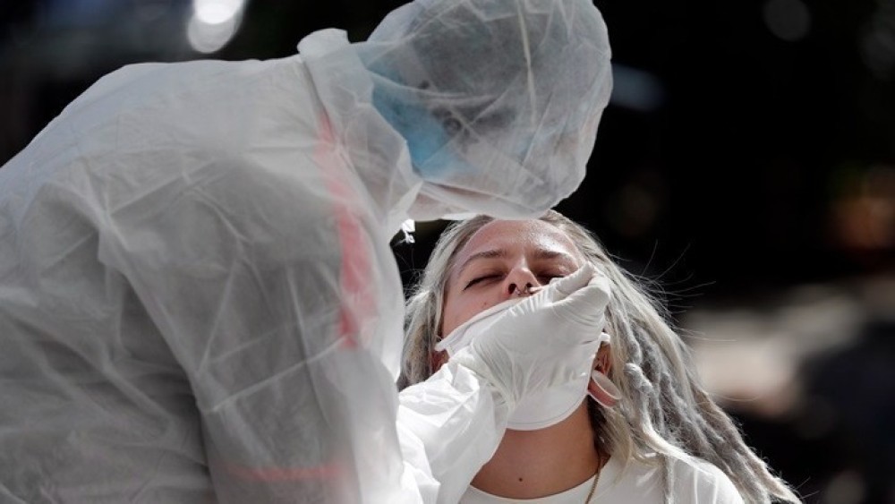 Κορωνοϊός: Πιο ευάλωτοι για νοσηλεία οι έφηβοι, έναντι της γρίπης