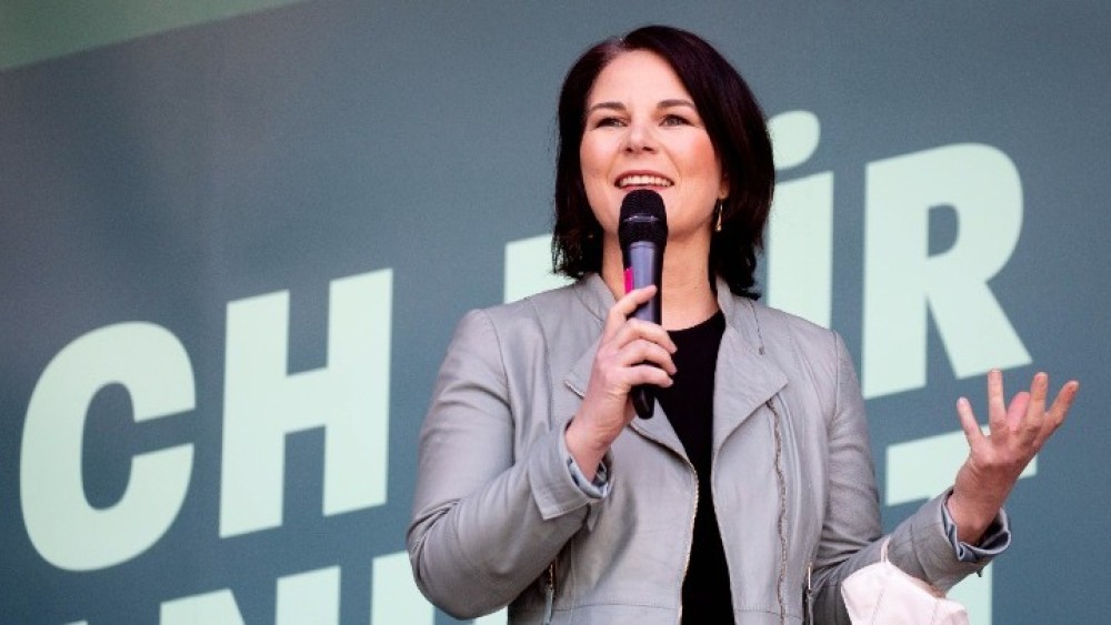Η Αναλένα Μπέρμποκ υποψήφια των Πρασίνων για τη γερμανική Καγκελαρία