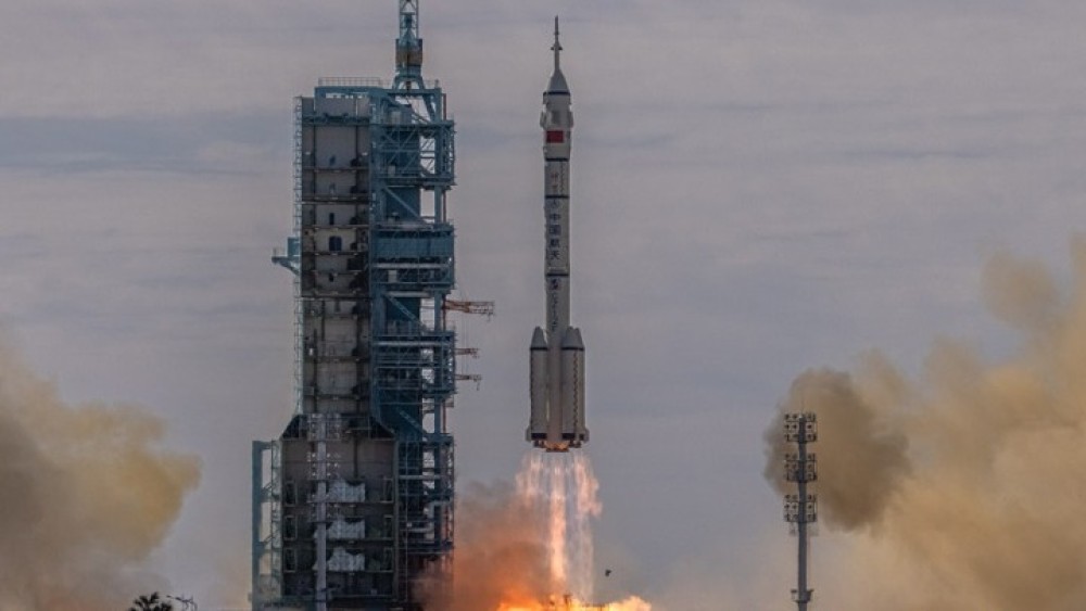 Απογειώθηκε η πρώτη επανδρωμένη διαστημική αποστολή της Κίνας