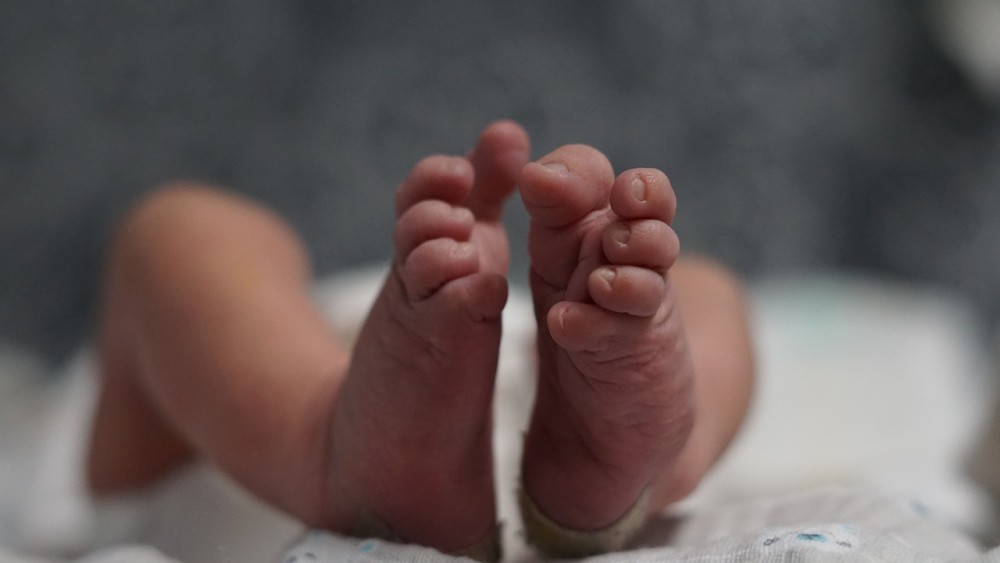 Κορωνοϊός: Αγωνία για μωρό ενός έτους, που νοσηλεύεται σε ΜΕΘ