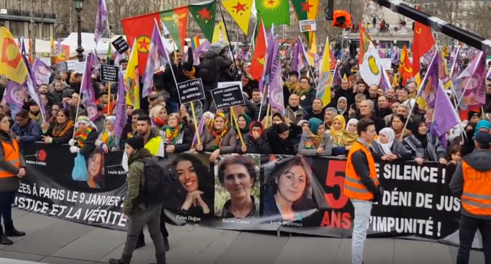 «Ησυχία, βομβαρδίζουν το Κουρδιστάν&#33;» Διαδήλωση στο Παρίσι κατά της τουρκικής εισβολής στο βόρειο Ιράκ