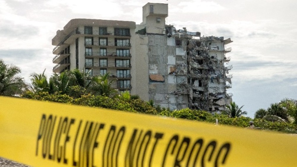 Κατάρρευση πολυκατοικίας στη Φλόριντα: Τρεις νεκροί και 99 αγνοούμενοι