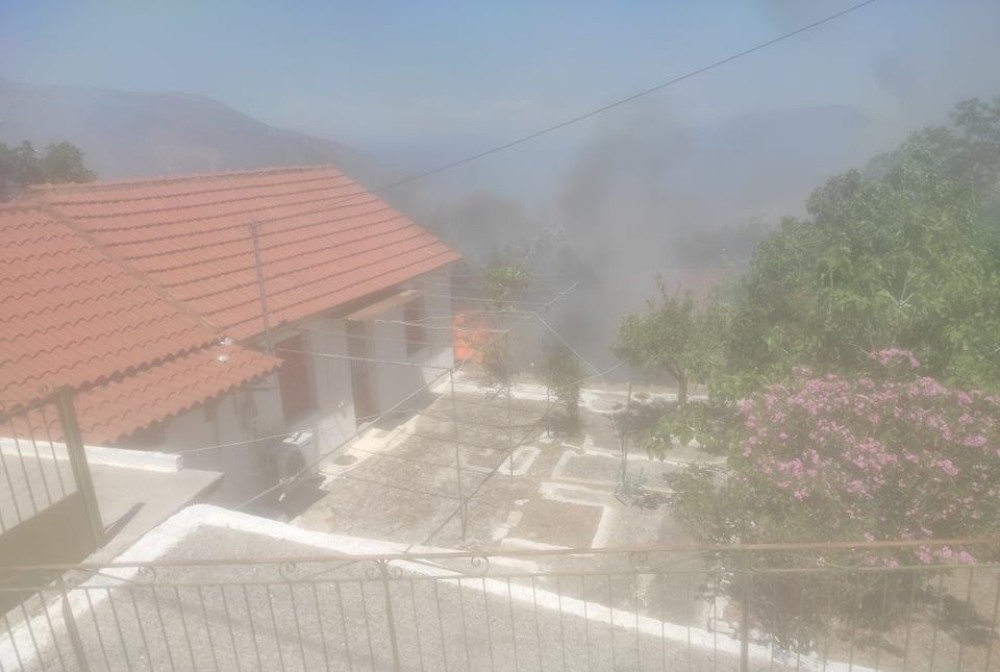 Κεφαλονιά: Έφθασε σε αυλές σπιτιών η φωτιά στο Καπανδρίτι
