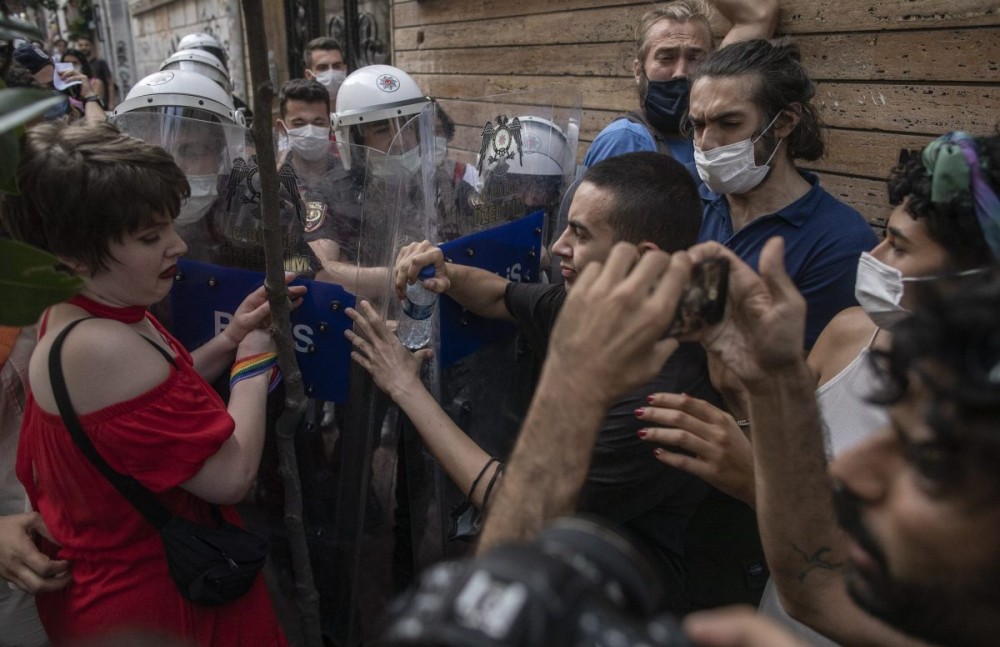 Τουρκία: Δακρυγόνα και συλλήψεις στην Πορεία Υπερηφάνειας στην Κωνσταντινούπολη