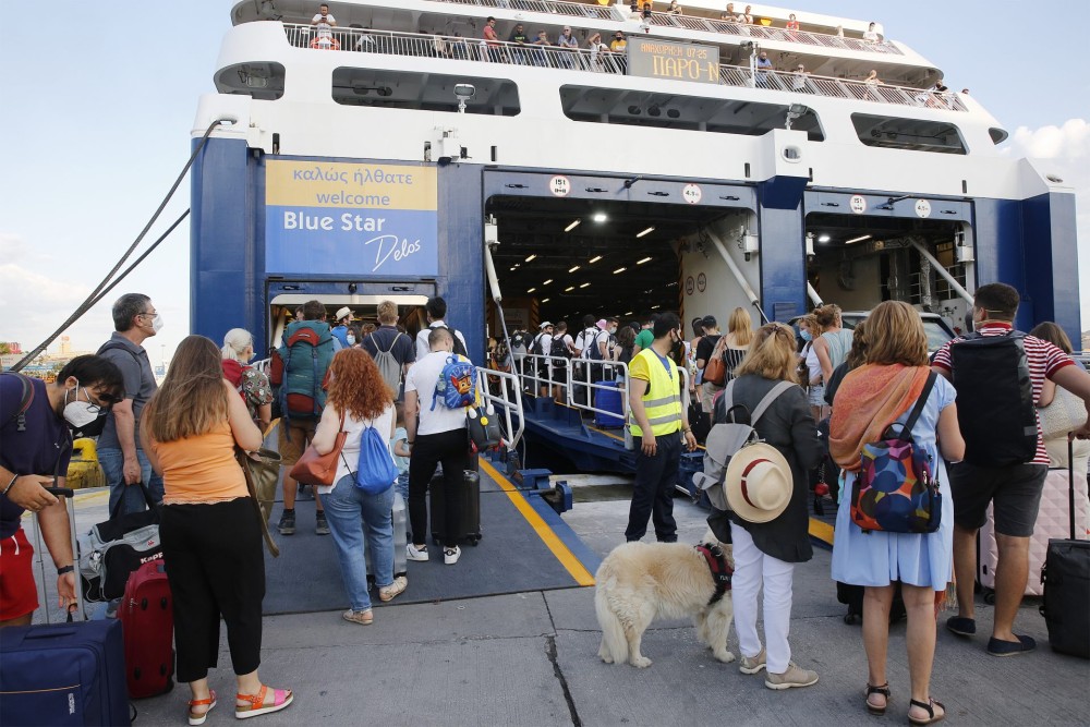 Έξοδος Ιουλίου: Όπου φύγει-φύγει&#8230; Ουρές στο λιμάνι του Πειραιά από ταξιδιώτες