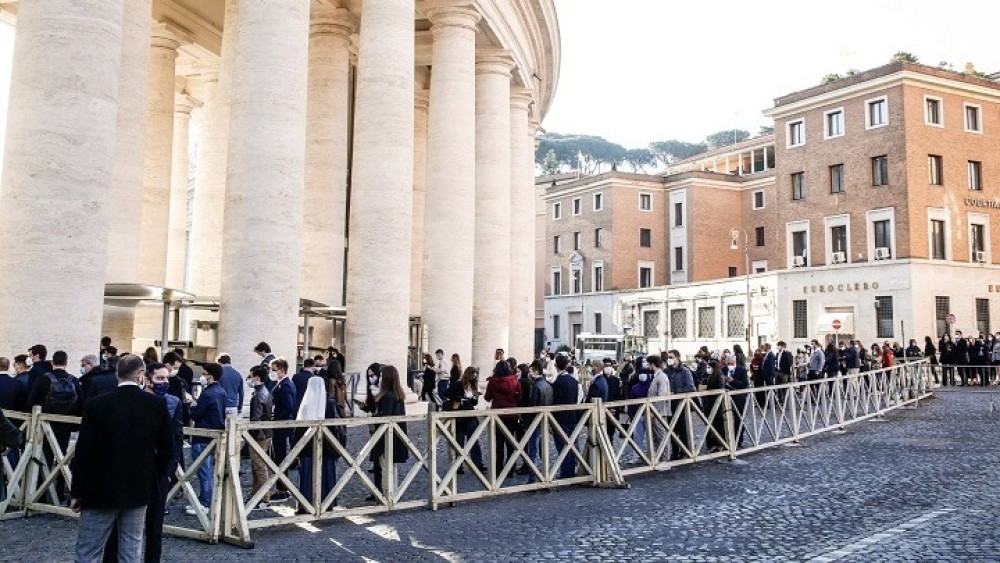 Ιταλία: Συνελήφθη ένοπλος που απείλησε τουρίστες με μαχαίρι κοντά στη Βασιλική του Αγίου Πέτρου