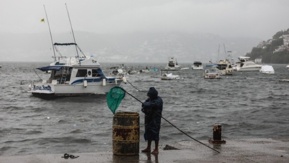 Κυκλώνας Ενρίκε: Απειλεί τις ακτές του δυτικού Μεξικού