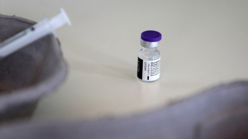 Ελεύθερη η ηλικιωμένη που αφαίρεσε φιαλίδιο εμβολίου από Κέντρο Υγείας