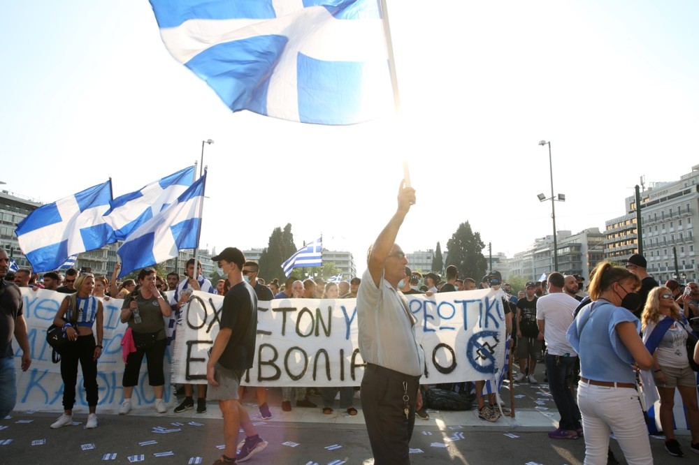 Αντιεμβολιαστές και ψεκασμένοι διαδηλώνουν σε Αθήνα και Θεσσαλονίκη