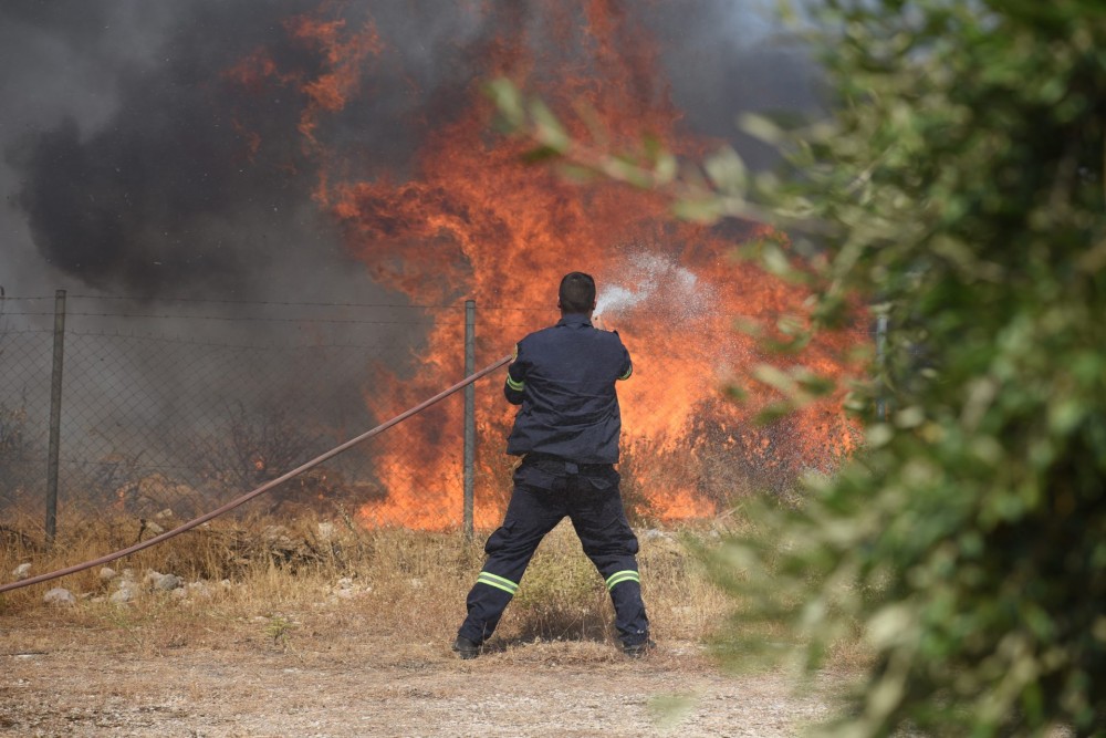 Αχαΐα: Μακριά από τα σπίτια οι φλόγες στη Δροσιά &#8211; Οριοθετημένη η φωτιά στην Ελεκίστρα          