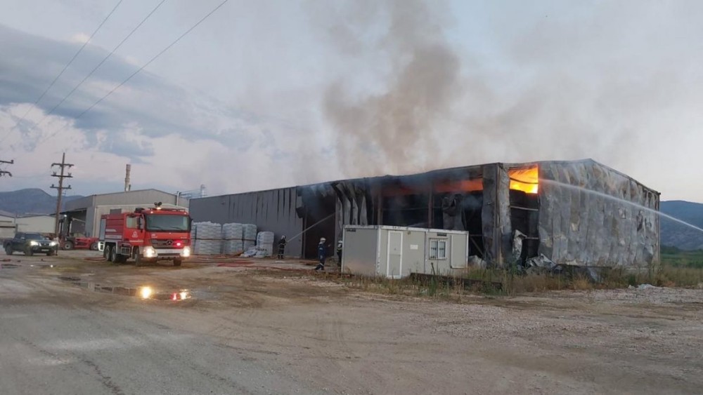 Φωτιά σε αποθήκη ζωοτροφών στη Λάρισα