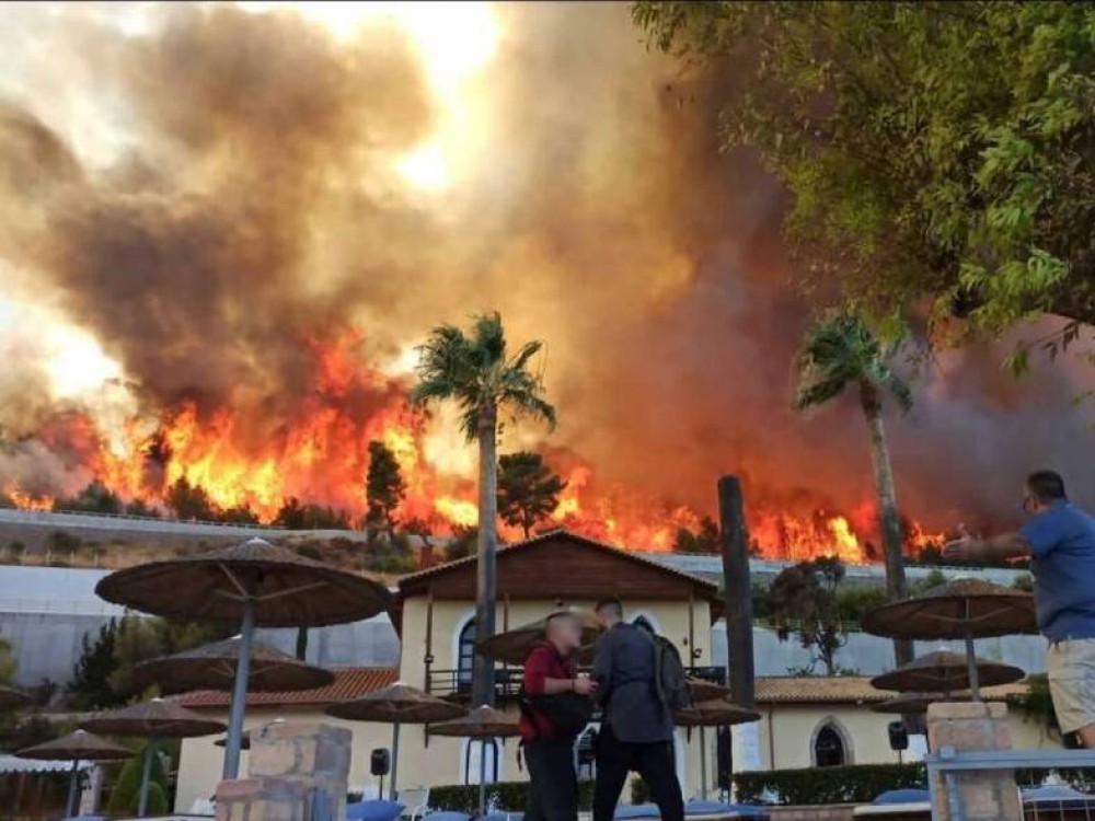Φωτιά στην Αχαΐα: Κάηκαν σπίτια, εκκενώθηκαν οικισμοί