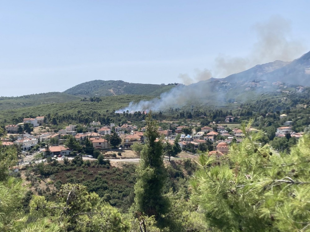 Πυρκαγιά στη Σταμάτα, κοντά σε κατοικίες-Εκκενώθηκε ο οικισμός Γαλήνη