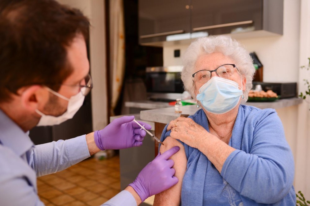 Δήμος Αθηναίων: Εμβολιασμοί κατ&#8217; οίκον σε ευάλωτους πολίτες από την ερχόμενη Δευτέρα